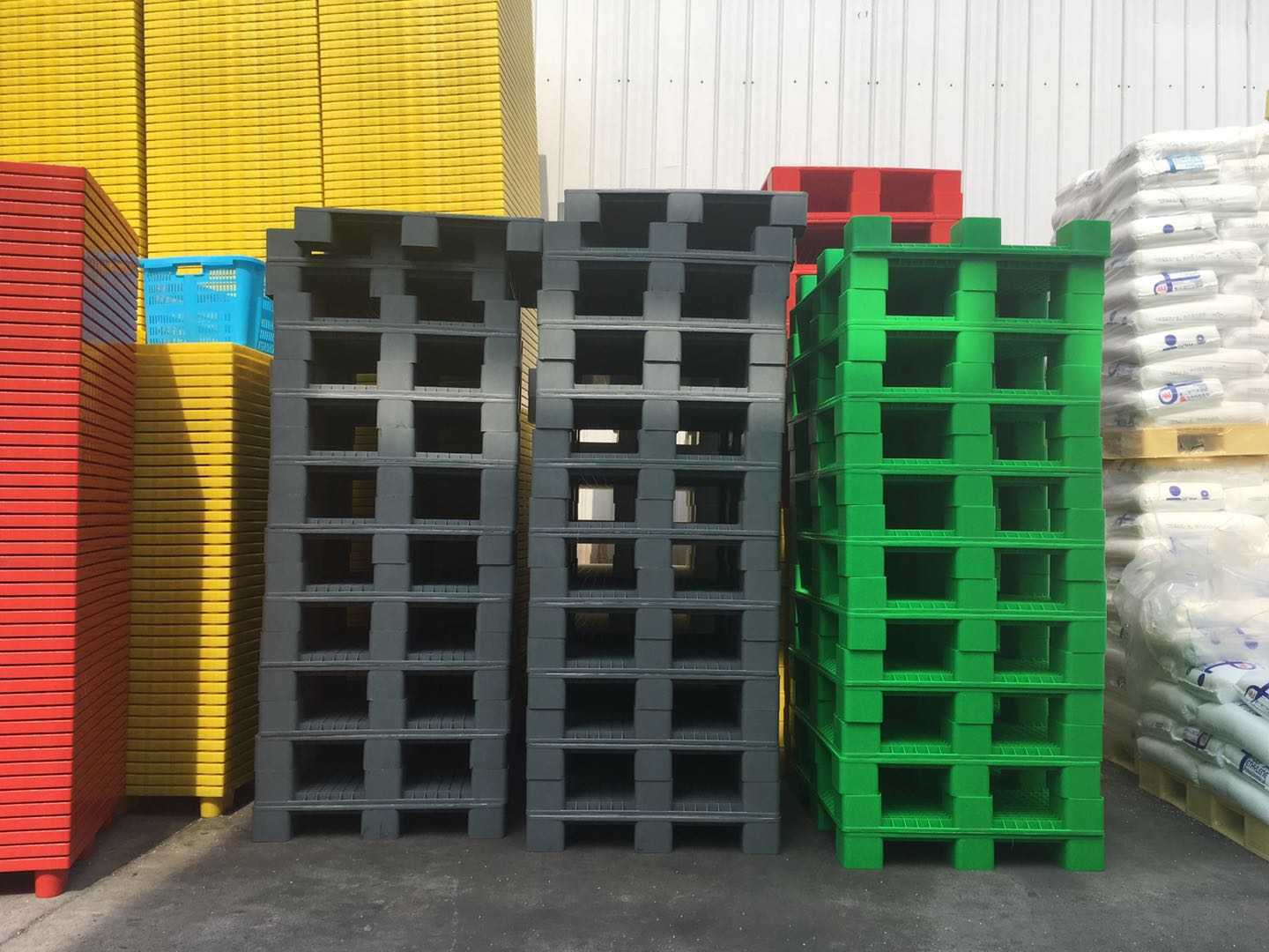 多彩的塑料托盤兄弟們，這些照片很靚！