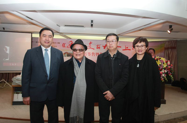 16-趙振元和四川人民出版社社長黃立新、中外散文詩學(xué)會(huì)主席、著名作家海夢(mèng)親切合影.jpg